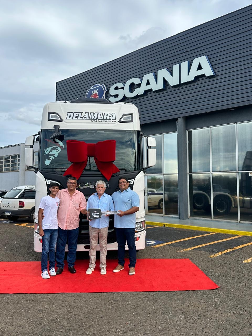 Família Delamura recebendo as chaves de um Scania Super novo na concessionária