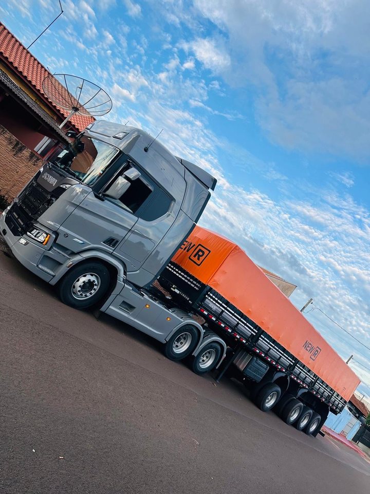 Scania cinza da Delamura com graneleiro Randon de lona laranja