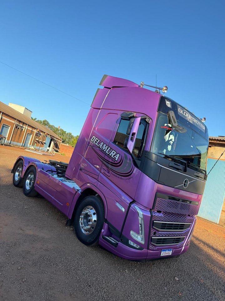 Volvo FH roxo da Delamura Transportes